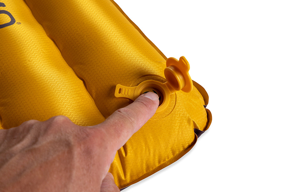 空気を入れた後にマットに横たわったまま指一本でパッドの固さの微調整ができます。